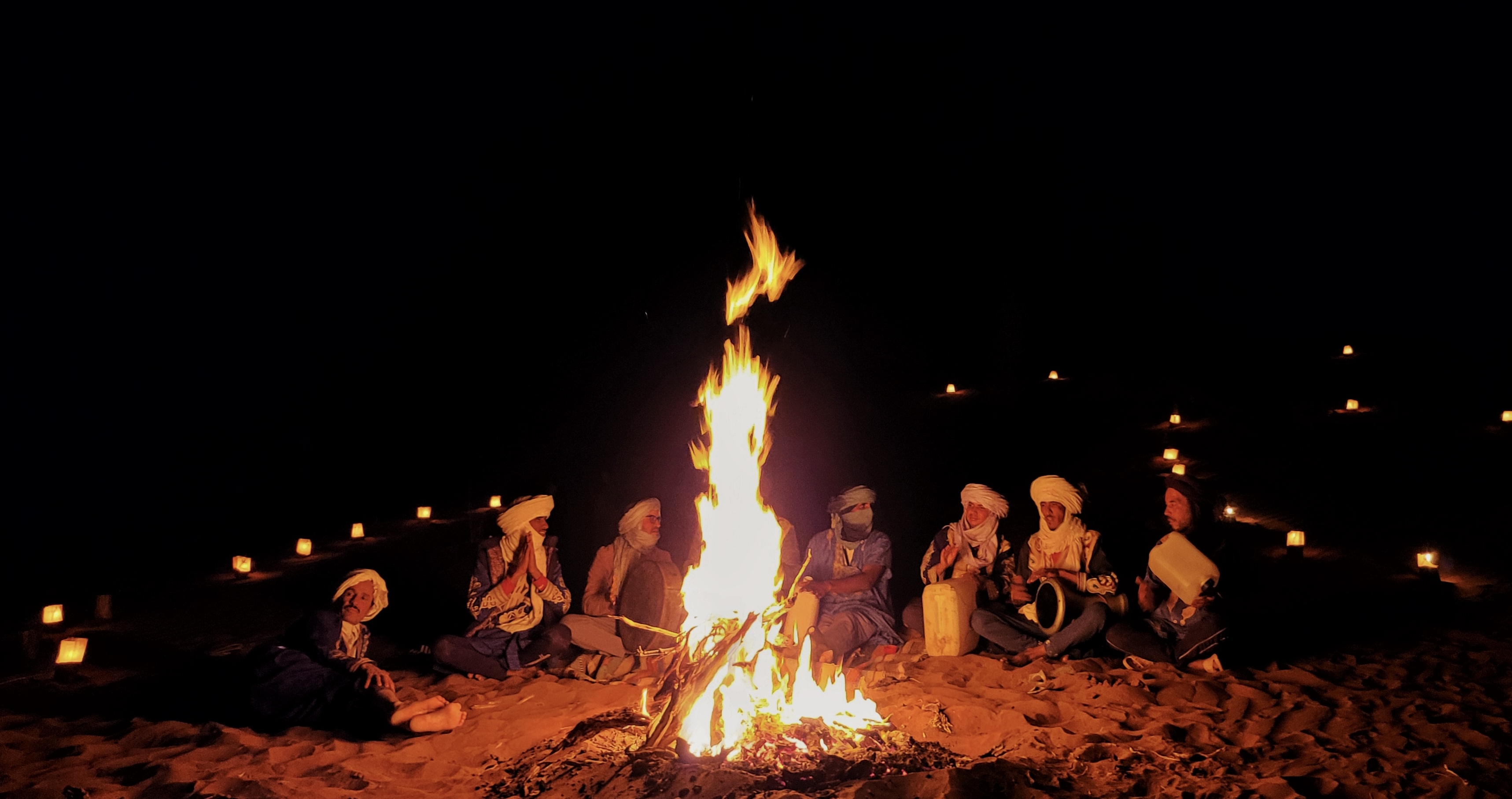 Abendliches Zusammensein am Lagerfeuer unter dem Sternenhimmel